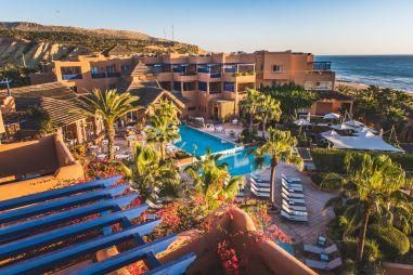 Ontdek Paradis Plage, een rustig strandresort in Agadir met surf, yoga, spa en biologische keuken in een moderne Marokkaanse setting.
