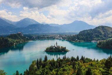 Ontdek 7 redenen om naar Wellness en gezondheidsparadijs Slovenië te reizen! Prachtige natuur, lieve mensen, hoogstaande gezonde gerechten en holistische therapieën! #WellnessSlovenie #wellnessreis