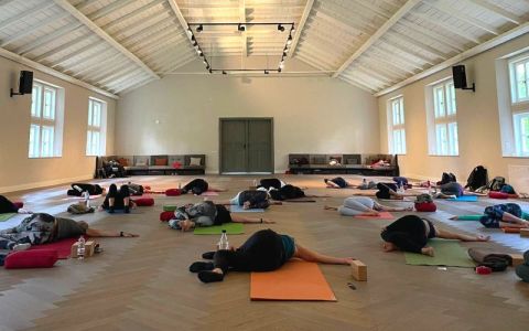 Image for Yoga: ontspannen en laagdrempelig