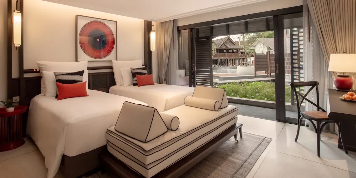 hotel kamer met twee bedden en gras 