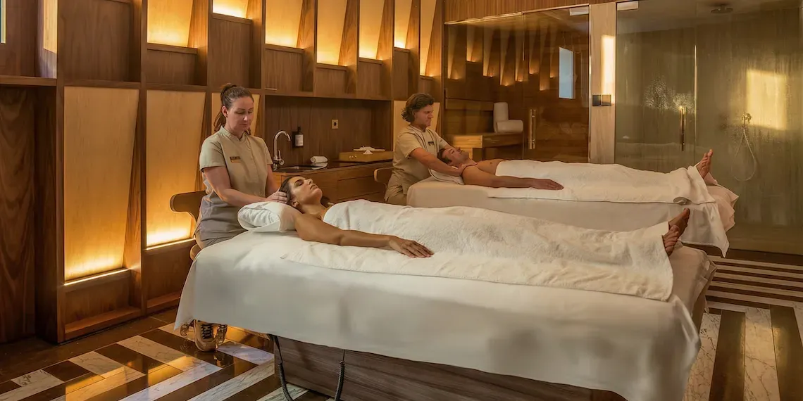 man en vrouw krijgen duo behandeling massage naast elkaar