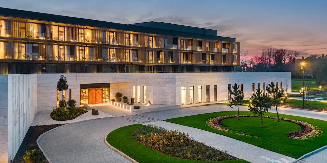 hotel in de schemer