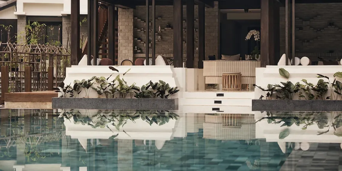 zwembad met planten en een trap