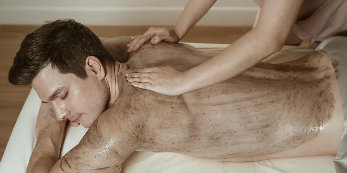 man krijgt massage