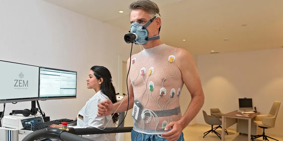 cardio clinic man met sensoren op zijn lichaam met een dokter die meekijkt