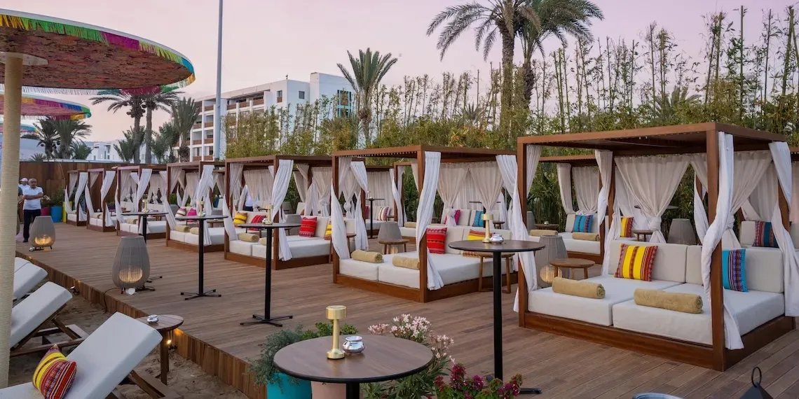 buiten ligbedden bij het zwembad