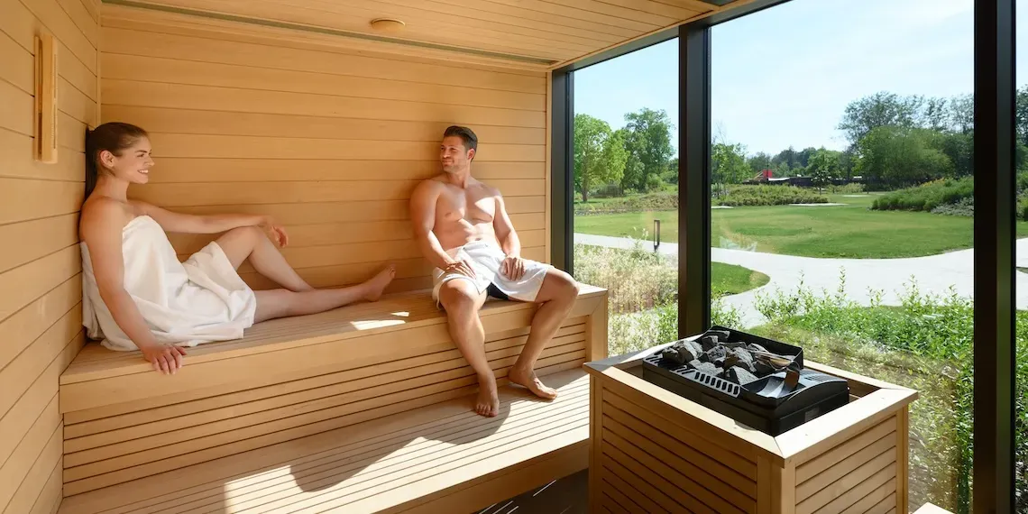 twee mensen in de sauna met uitzicht