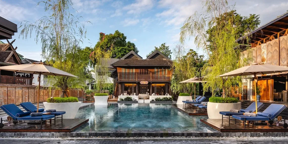 hotel met zwembad en ligbedden