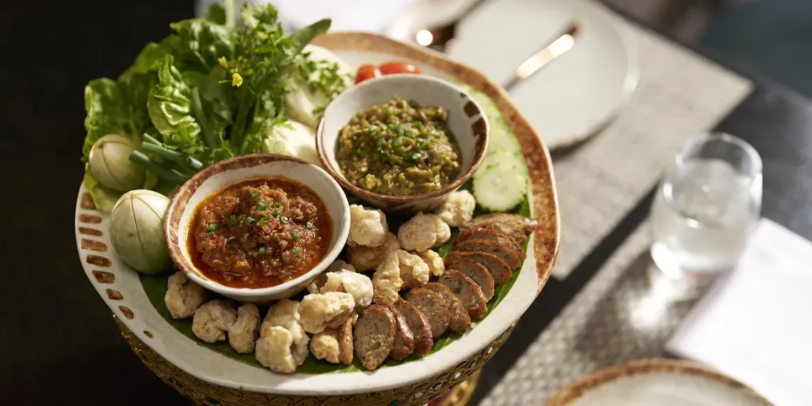 broodjes met dips op een bord