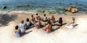 groep yoga op het strand