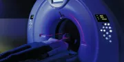 vrouw in MRI machine krijgt gezondheidscheck