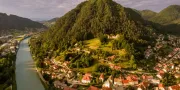 Uitzicht op de berg en de rivier bij Thermana Park Laško Slovenië