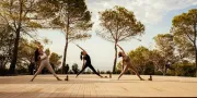 drie vrouwen in yoga pose op buiten deck met bomen
