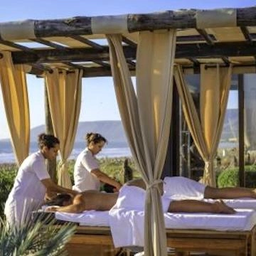 twee mensen krijgen een massage op het strand