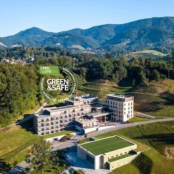 hotel in de bergen met groen en bomen